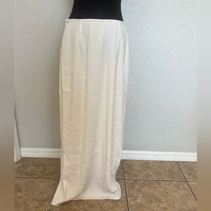 PrettyLittleThing Cream Maxi Skirt
Caja 8